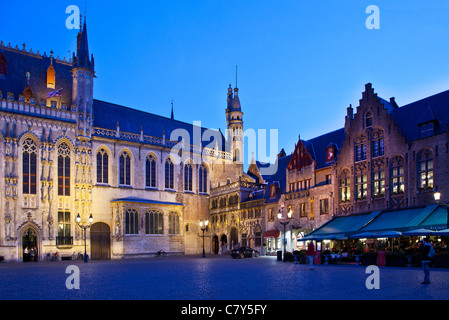 Xiv sec. municipio gotico o Stadhuis e Basilica del Sangue Sacro nell'angolo al crepuscolo in Piazza Burg, Bruges, Belgio Foto Stock