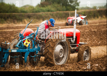 Gli agricoltori a un trattore d'epoca di concorrenza di aratura, Carew, Pembrokeshire Wales UK Foto Stock