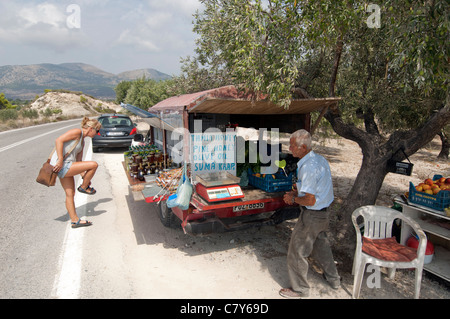 Venditore ambulante di merce e il veicolo con il Client Isola di Rodi, DODECANNESO Grecia Foto Stock