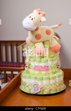 Verde torta di pannolini per la ragazza con giallo giraffa ripiene Foto Stock