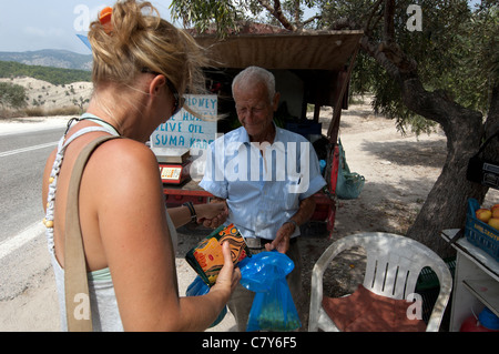 Venditore ambulante di merce e il veicolo con il Client Isola di Rodi, DODECANNESO Grecia Foto Stock