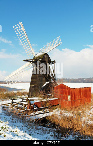 Scena invernale di Herringfleet Srock Mill (Windpump), il Norfolk e Suffolk Broads, River Waveney, Suffolk, Inghilterra, Regno Unito Foto Stock