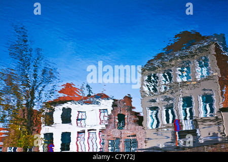 Le riflessioni di tipiche case lungo il Langerei canal a Brugge (Bruges), nelle Fiandre, in Belgio. Immagine è stata invertita. Foto Stock