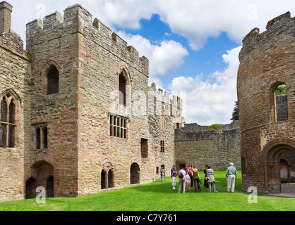 Parte di turisti tra le rovine del Castello di Ludlow, Ludlow, Shropshire, Inghilterra, Regno Unito Foto Stock