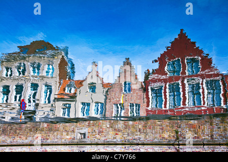 Le riflessioni di tipiche case lungo il Langerei canal a Brugge (Bruges), nelle Fiandre, in Belgio. Immagine è stata invertita. Foto Stock