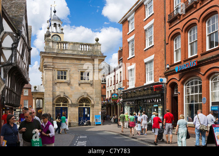 Negozi di King Street nel centro della città vecchia, Ludlow, Shropshire, Inghilterra, Regno Unito Foto Stock