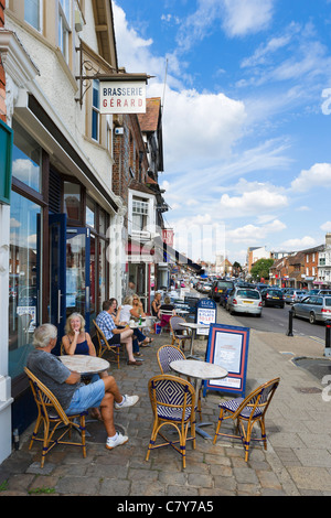 Pavement Cafe su High Street in città mercato di Marlborough, Wiltshire, Inghilterra, Regno Unito Foto Stock