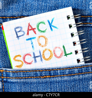 Notebook in jeans poket con la frase si torna a scuola Foto Stock