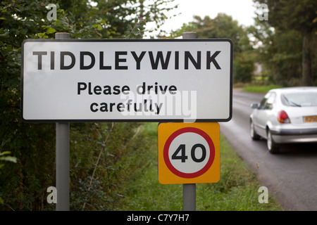 Cartello stradale all'ingresso del piccolo villaggio di Tiddleywink Wiltshire Foto Stock