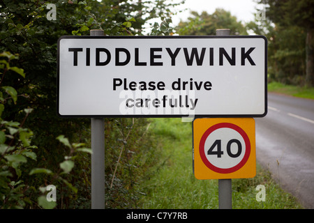 Cartello stradale all'ingresso del piccolo villaggio di Tiddleywink Wiltshire Foto Stock