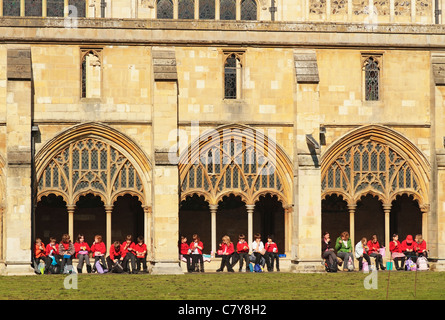 Gli studenti hanno pranzato nei Cloisters, Norwich Cathedral, Norwich Norfolk, Inghilterra, Regno Unito Foto Stock