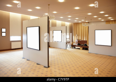 Fustellato cornici bianche in galleria d'arte interior Foto Stock