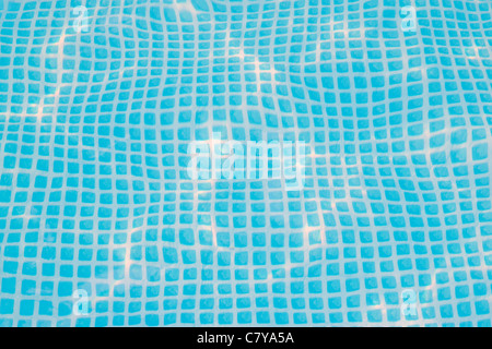 Modellato quadrati blu nella parte inferiore di un pool Foto Stock