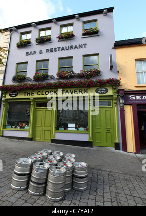 Il Clock Tower bar e ristorante a Westport Foto Stock