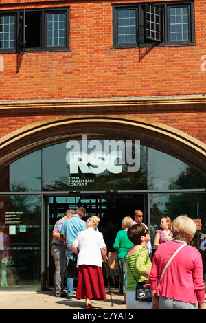 I teatergoers che fanno la fila per il RSC, l'entrata del teatro di Swan, la società reale di Shakespeare, Stratford-upon-avon, Warwickshire, Inghilterra, Regno Unito Foto Stock