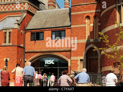 I teatergoers che fanno la fila per il RSC, l'entrata del teatro di Swan, la società reale di Shakespeare, Stratford-upon-avon, Warwickshire, Inghilterra, Regno Unito Foto Stock