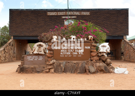 Buchuma Gate, un ingresso al parco nazionale orientale di Tsavo, Kenya Foto Stock