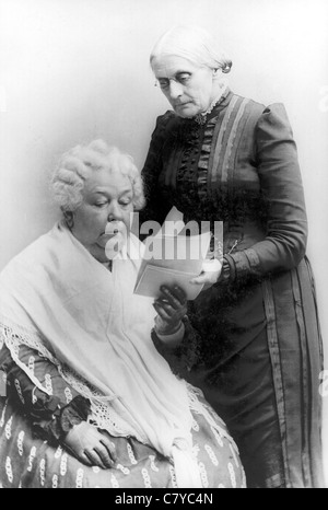 ELIZABETH CADY STANTON US womens attivista per i diritti (seduto) con i compagni di diruttori Susan B Anthony circa 1900 Foto Stock