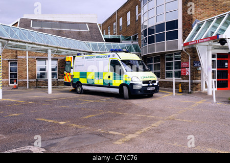 Ambulanza fuori incidente & dipartimento di emergenza presso Dorset County Hospital, Dorchester, Dorset Regno Unito Foto Stock