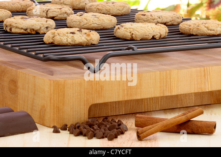 Freschi di forno pila di cioccolato caldo chip cookie sul raffreddamento per rack shallow DOF Foto Stock