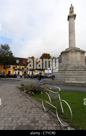 L'Ottagono con la statua di San Patrizio nel centro di Westport nella contea di Mayo. Foto Stock