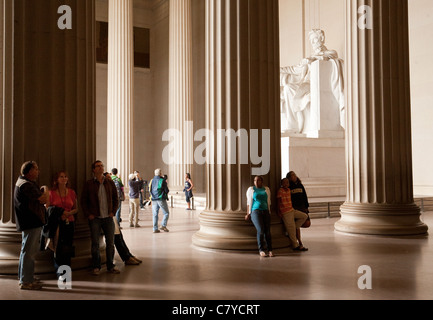 I turisti presso il Lincoln Memorial, Washington DC, Stati Uniti d'America Foto Stock