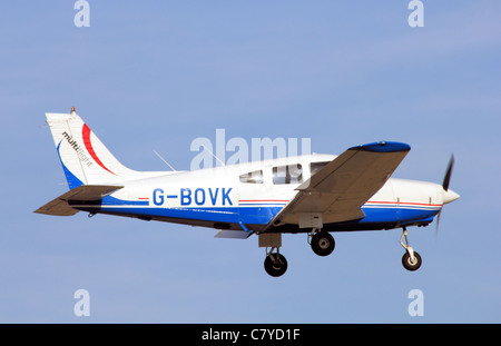 Aeromobili leggeri Leeds Bradford G-BOVK Piper PA-28-161 GUERRIERO II Foto Stock