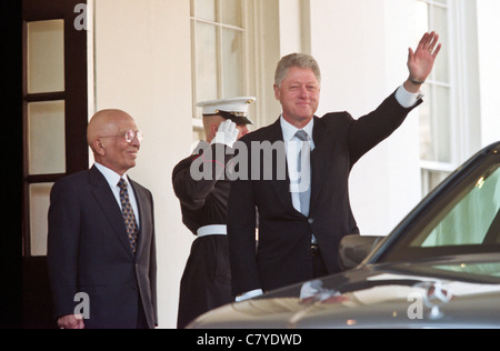 Il presidente Bill Clinton e Re Hussein di Giordania a onda media alla Casa Bianca il 5 gennaio 1999 a Washington, DC Foto Stock