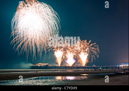 Fuochi d'artificio su North Pier di Blackpool, Lancashire, Inghilterra, Regno Unito Foto Stock