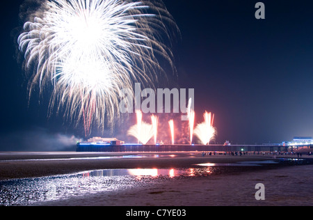 Fuochi d'artificio su North Pier di Blackpool, Lancashire, Inghilterra, Regno Unito Foto Stock