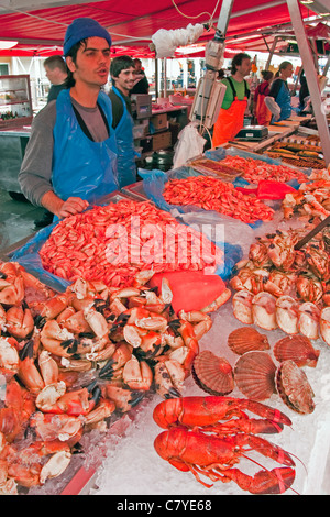 Bergen Mercato del Pesce di venditore di pesce Foto Stock