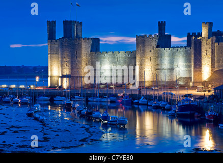 Caernarfon Castle di notte, Caernarfon, Gwynedd, Galles del Nord, Regno Unito Foto Stock