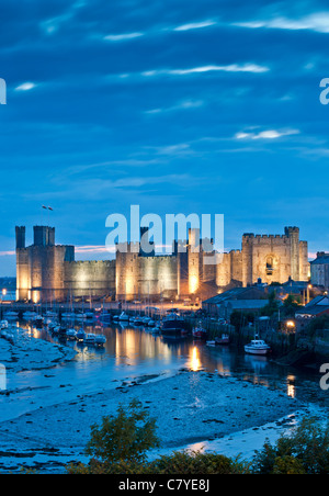 Caernarfon Castle di notte, Caernarfon, Gwynedd, Galles del Nord, Regno Unito Foto Stock