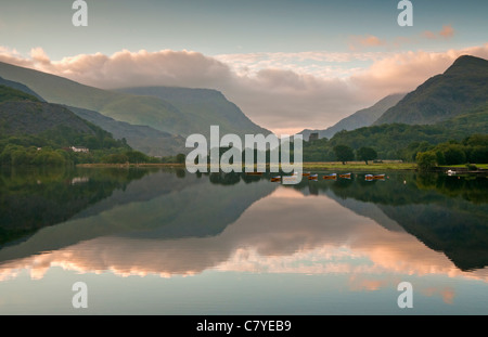 Barche a remi, Llyn Padarn & Dolbadarn Castle, Llanberis Pass, Snowdonia National Park, North Wales, Regno Unito Foto Stock