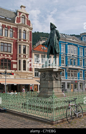 Statua di scrittore Ludvig Holberg Vagsallmenningen nella piazza adiacente al mercato del pesce nel centro di Bergen Foto Stock