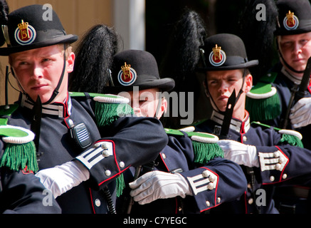 Modifica di Sua Maestà il Re della guardia reale presso il Palazzo Reale di Oslo Foto Stock