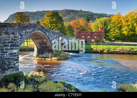 Pont Fawr, Tu Hwnt I'r Bont sala da tè & River Conwy, Llanrwst, Conwy, Snowdonia, Galles del Nord, Regno Unito Foto Stock