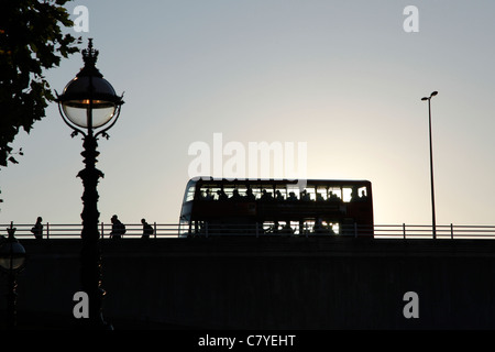 Sagome sul ponte di Waterloo a Londra in Inghilterra Foto Stock