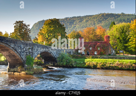 Pont Fawr, Tu Hwnt I'r Bont sala da tè & River Conwy, Llanrwst, Conwy, Snowdonia, Galles del Nord, Regno Unito Foto Stock