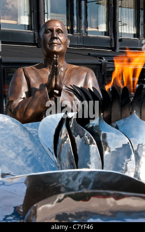 Statua di Sri Chinmoy con la pace eterna fiamma ad Aker Brygge porto di Oslo Foto Stock