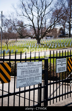 Il lato cancelli di ingresso al Cimitero di Arlington in Arlington Virginia a breve distanza al di sopra del Fiume Potomac da Washington DC. Foto Stock