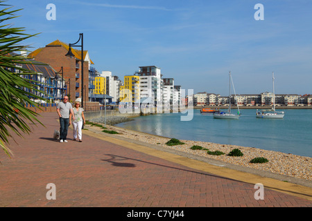 Giovane a piedi lungo la passeggiata sul lungomare a Porto sovrano Eastbourne Inghilterra UK GB Foto Stock