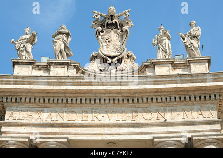 Parte del Bernini s colonnato con statue di santi Piazza San Pietro Piazza San Pietro Roma Italia Foto Stock