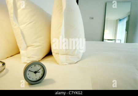 Sveglia sul letto Foto Stock