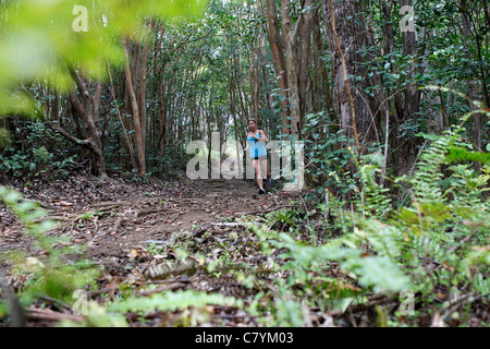 Una donna in esecuzione sul crinale Waihee Trail a Maui. Foto Stock