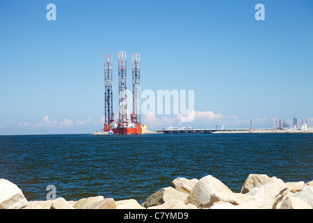 Di perforazione offshore su uno sfondo di cielo blu. Foto Stock