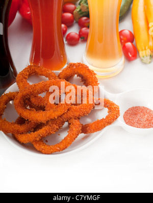 Fritte anelli di calamari servito con selezione di nero,rosso e birra bionda ,più cibo delizioso sul portafoglio Foto Stock