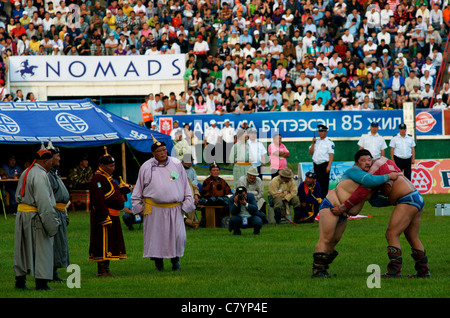 Lottatori mongola w/ 'nomads' firmare in background, Naadam Festival, National Stadium, Ulaanbaatar, in Mongolia. Credito: Kraig Lieb Foto Stock