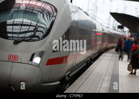 Deutsche Bahn treno alla stazione dei treni principale di Francoforte dello stato tedesco di Hessen. Foto Stock