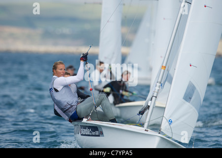 Hannah Mills e Saskia Clark (GBR), 470 donne persona due dinghy, Vela olimpica Evento di prova di Weymouth, Inghilterra Foto Stock